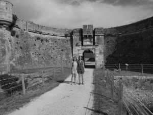 Rébecca et Mathilde devant le portail d'entrée du fort, à l'Île de Ré ©Muséocom – Rébecca Charrier