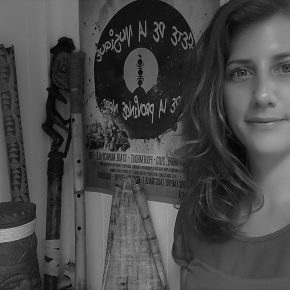 Muséocom s'exporte #28 Mathilde Heuzé au département des Musiques Traditionnelles et des Chants Polyphoniques Océaniens (Nouvelle Calédonie) Muséocom s'exporte #28 Mathilde Heuzé au département des Musiques Traditionnelles et des Chants Polyphoniques Océaniens (Nouvelle Calédonie)